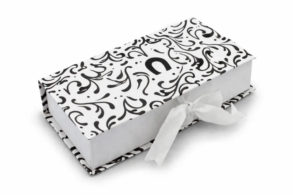 Caja rígida personalizada con cierre de listón desarrollada por CREARTON®